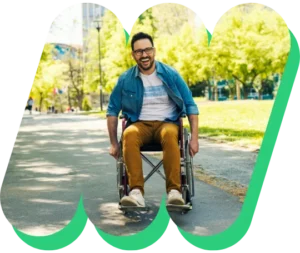 Homme souriant en fauteuil roulant.