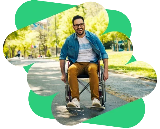 Homme souriant en fauteuil roulant.